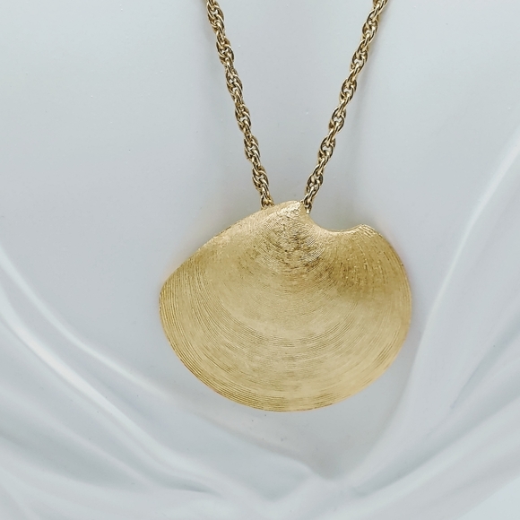 Vintage Crown Trifari Shell Pendant Necklace - Picture 6 of 6